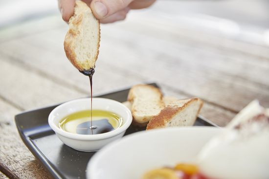 Brot wird in Aceto Balsamico getunkt