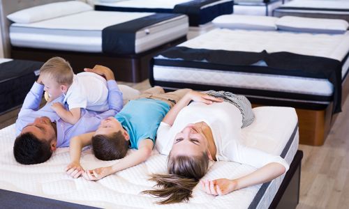 Familie probiert Matratze aus.