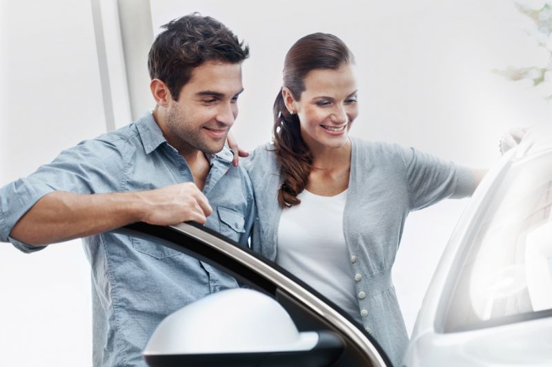 un couple en train d'acheter une voiture