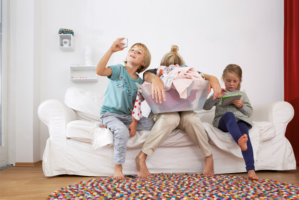 Erschoepfte Mutter mit Kindern