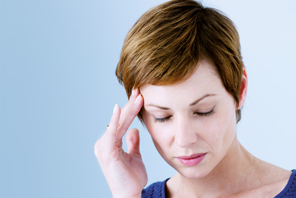 Frau mit Kopfschmerzen