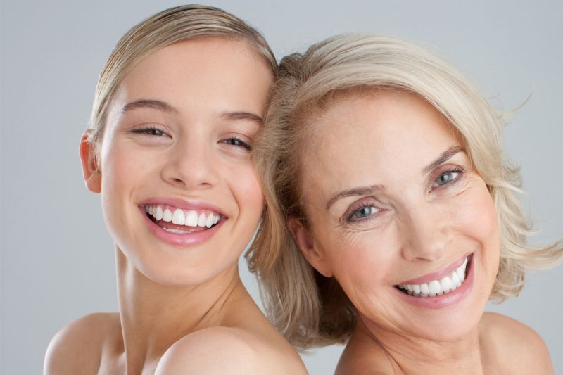 Junge und reife Frau laecheln - Anti-Aging-Tipps
