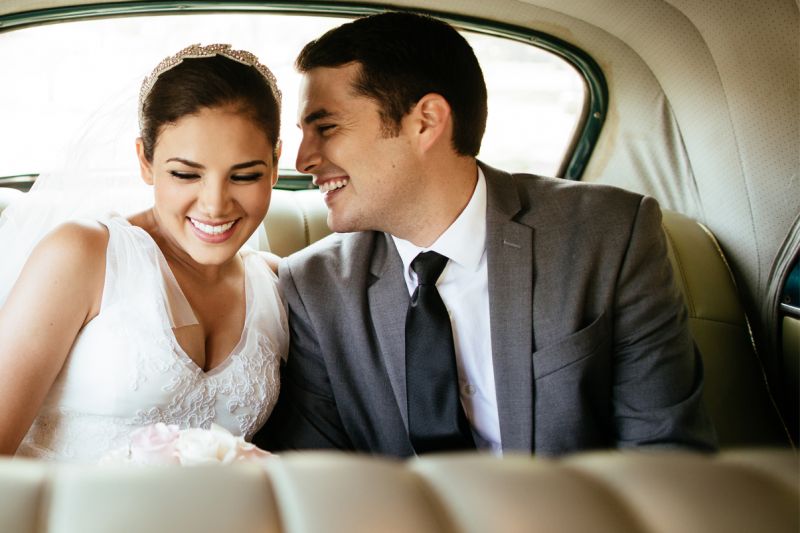 Un sorriso sul volto completa l‘outfit perfetto per il matrimonio
