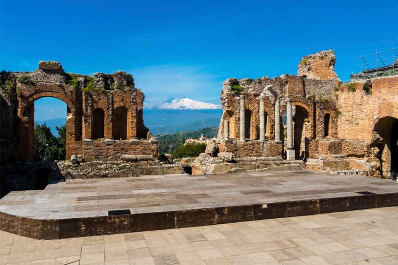Le théâtre antique de Taormina - avec une vue sur le mont Etna - a été construit vers 500 av. Construit