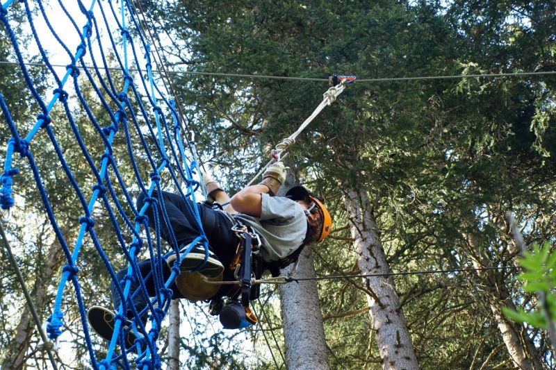 Mann am Seil Kletterpark Davos
