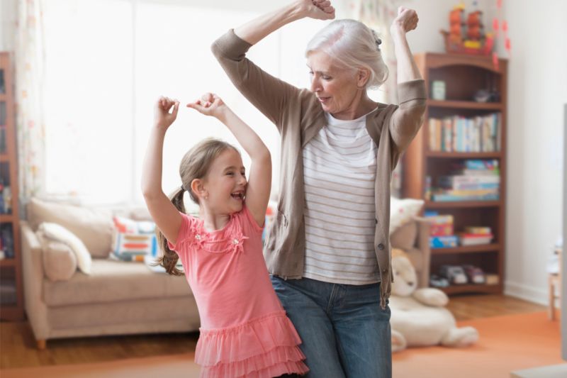 Grossmutter und Kind tanzen