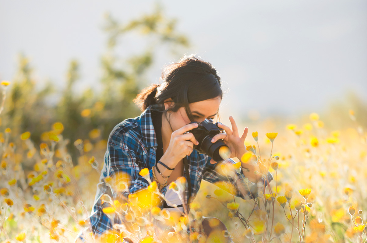 Una donna fotografata in un campo