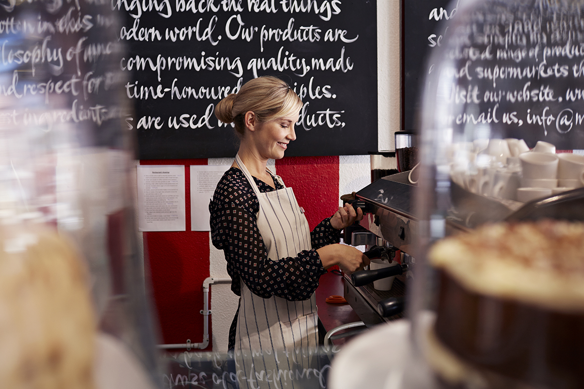 Frau an der Kaffeemaschine