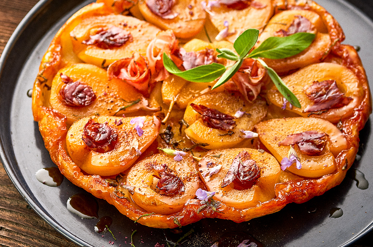 Bild einer Birnen-Tartin mit Speck