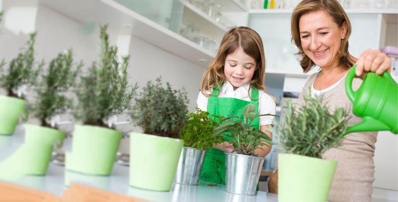Mutter und Kind beim einpflanzen