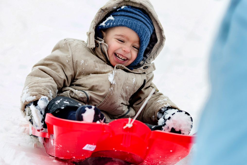 Bambino con il slittino