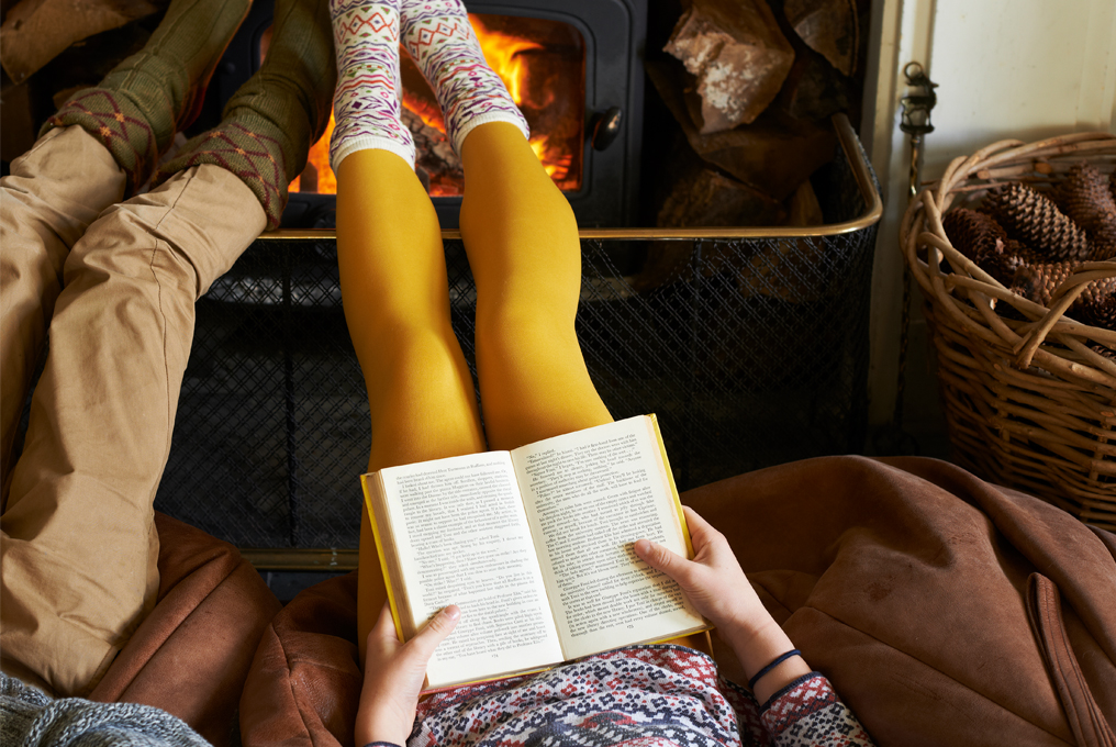 Fit durch den Winter. Erholung vor der Kamin.