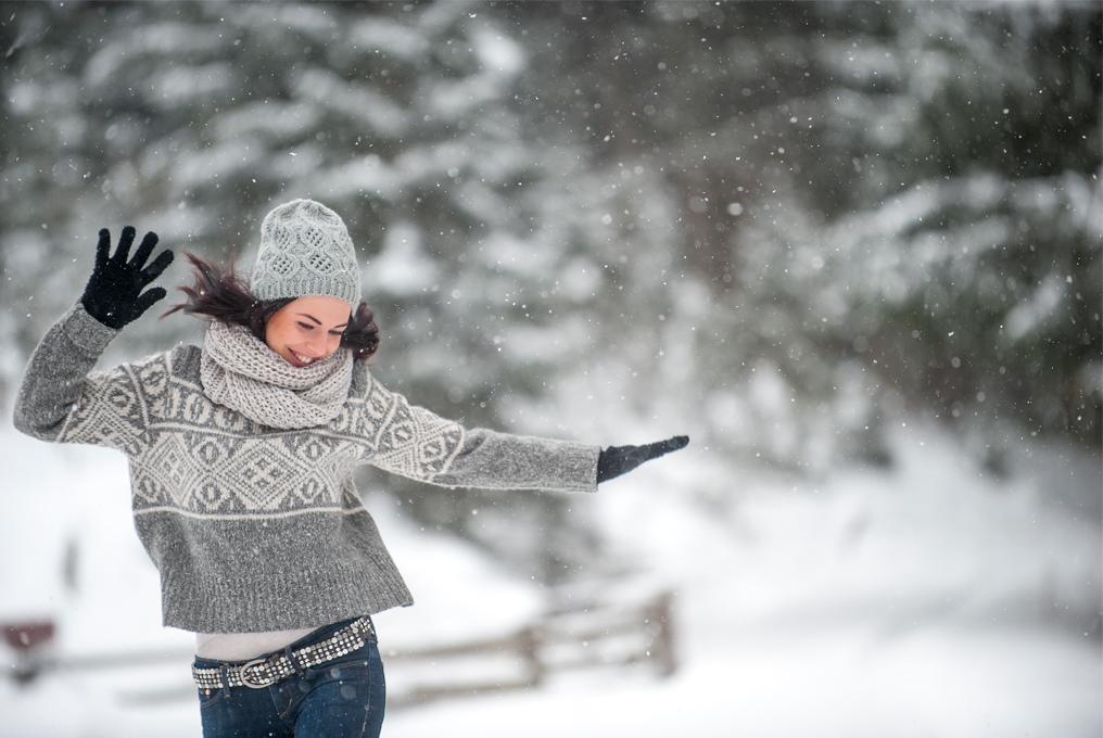 Fit durch den Winter. Frau im Schnee.