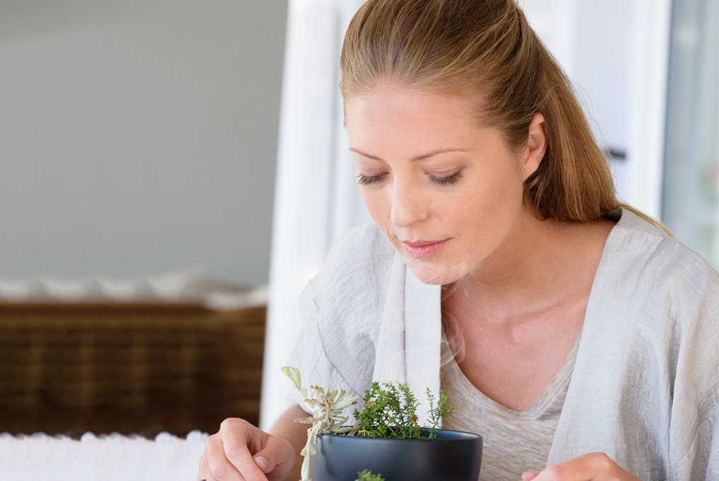 Una donna inala erbe