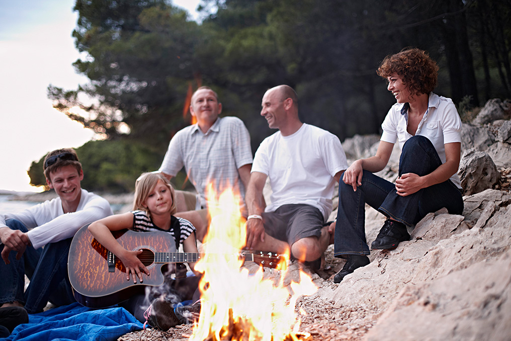 Familie am Lagerfeuer