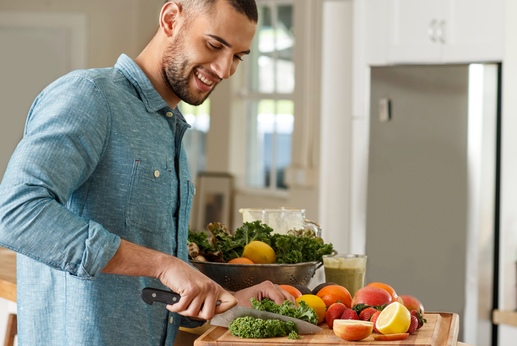 Mann kocht gesund.