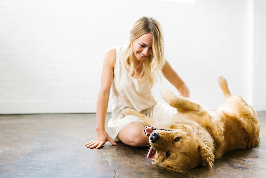 Un cane con sua padrona