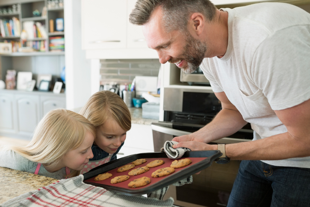 Vater baeckt leckere Cookies