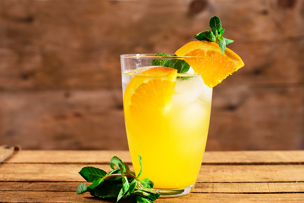 sciroppo fatto in casa con diversi tipi di frutta