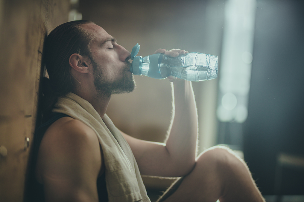 Buvez de l'eau dans le sauna est important