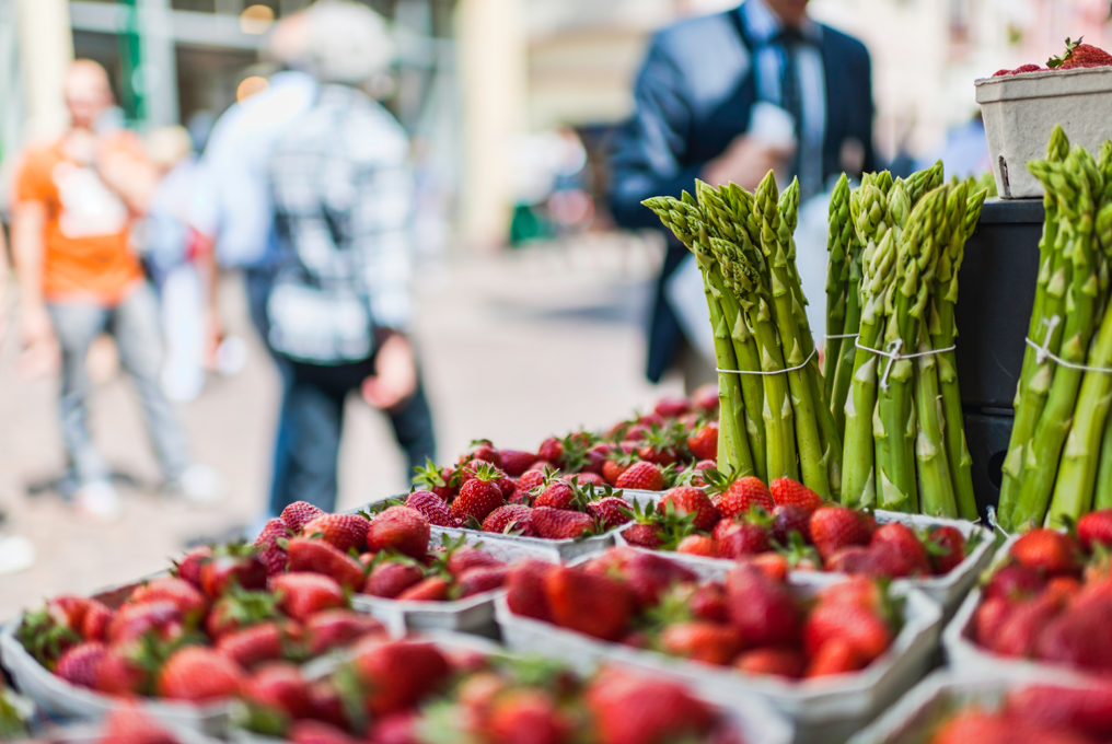erdbeeren und spargeln am markt