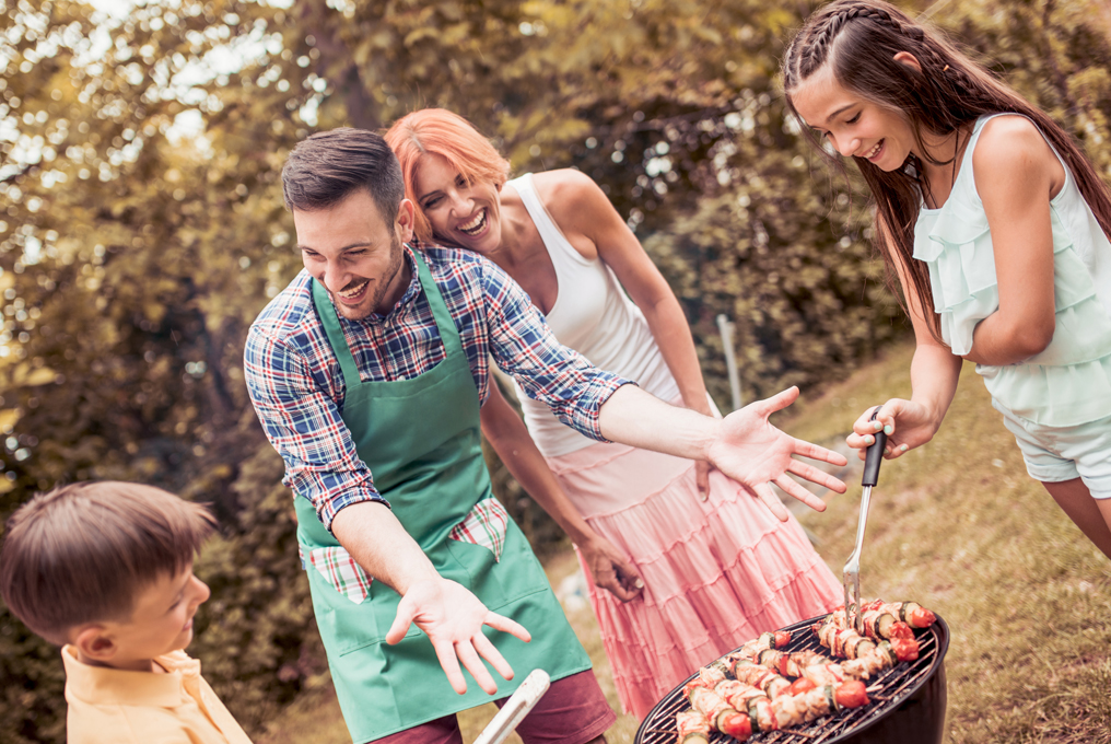 una famiglia fa un barbecue