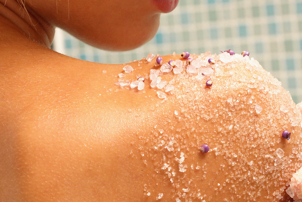 femme dans la douche fait un peeling