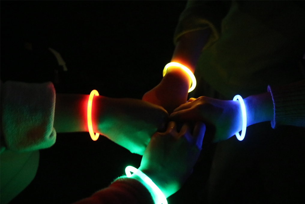 Leuchtende Neonarmbänder