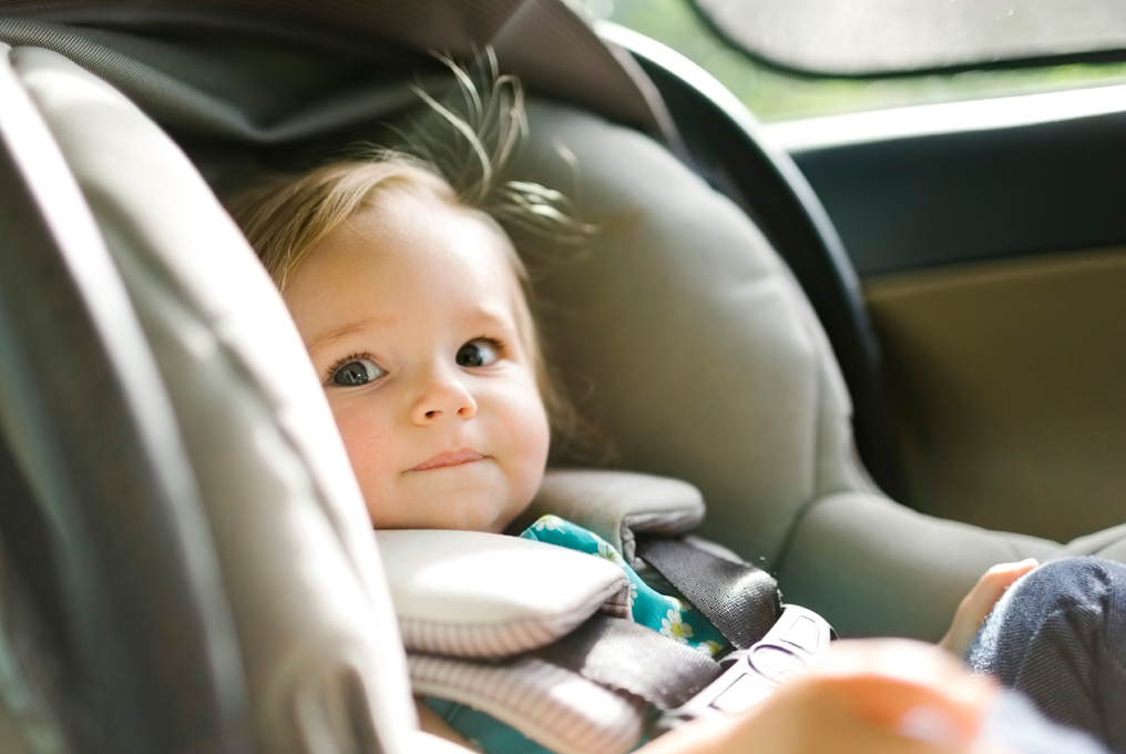 Kind im Kindersitz im Auto