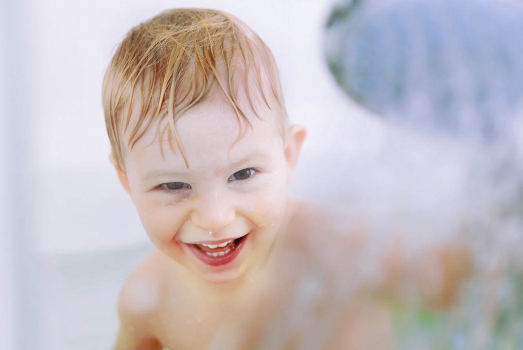 un bambino fa una cura Kneipp