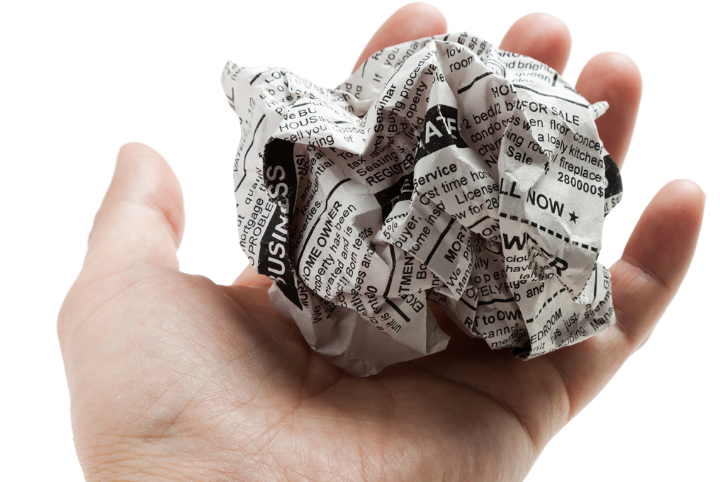 Zeitungspapier in der Hand