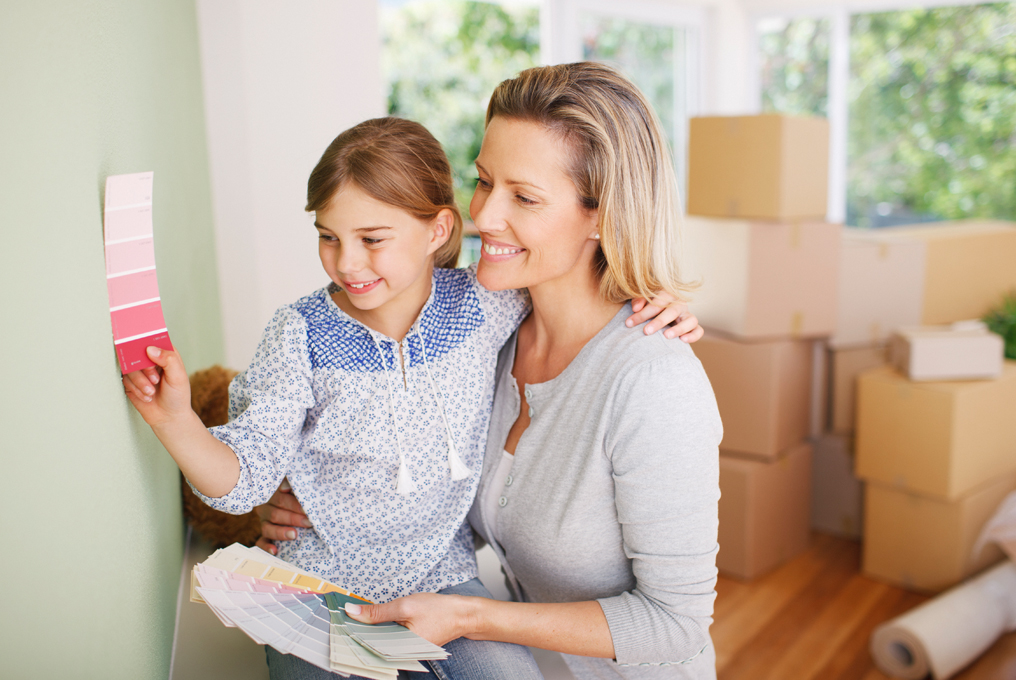 Il bambino sceglie il colore delle sue pareti