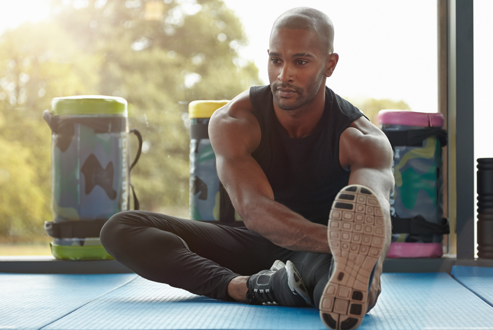 L'uomo si allunga la gamba