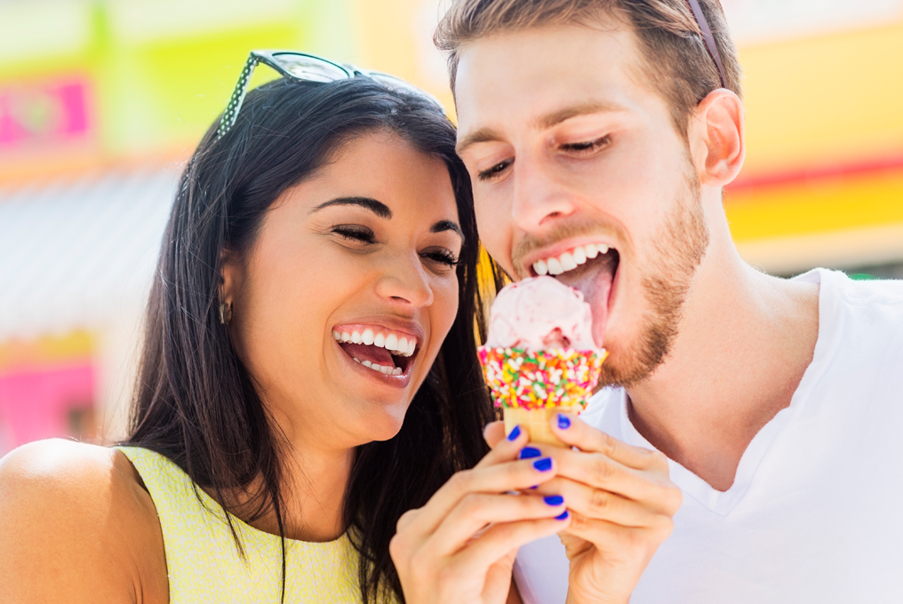 un couple mange une glace