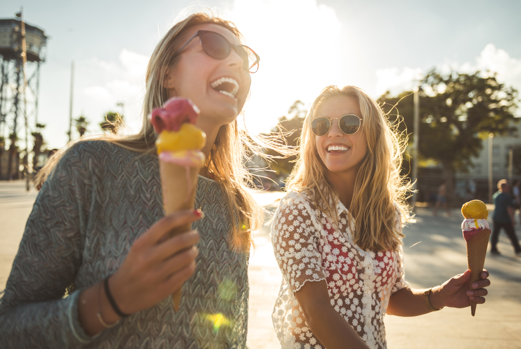 Deux femmes mangent une glace