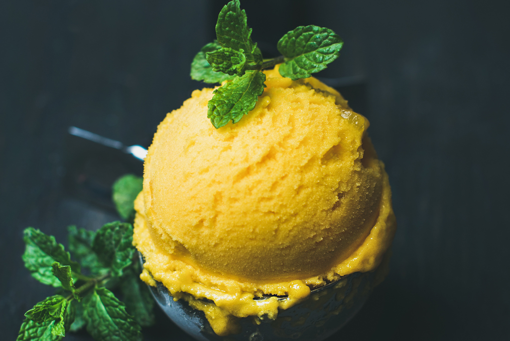 Gelato fine al mango con menta