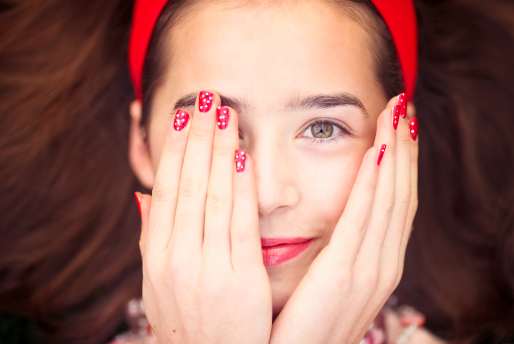 Frau mit schön lackierten Nägeln