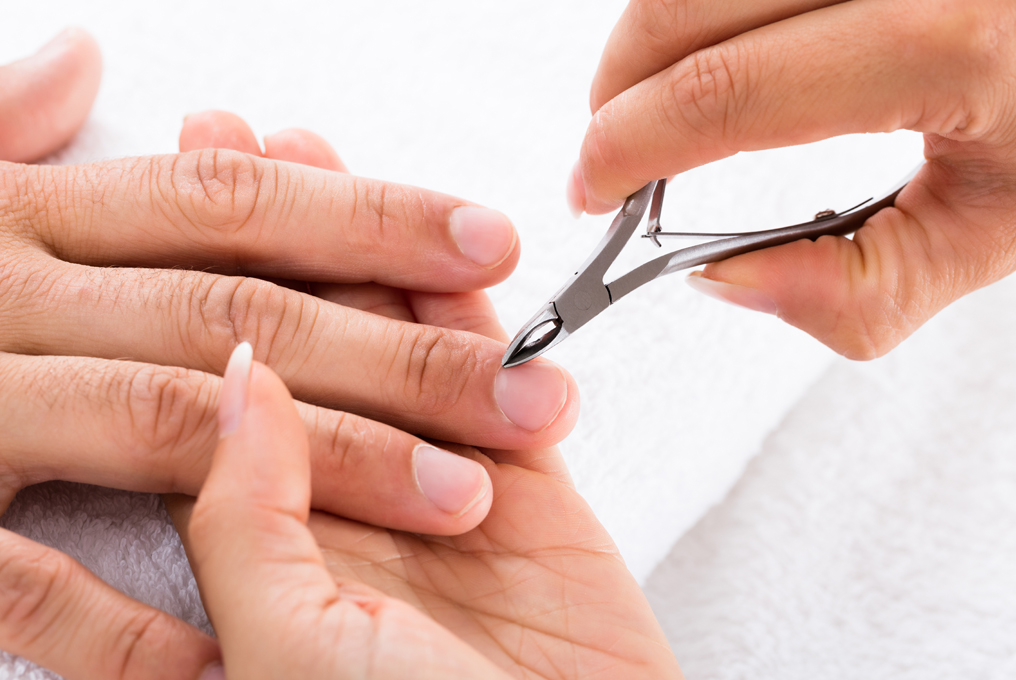 couper les petites peaux des doigts