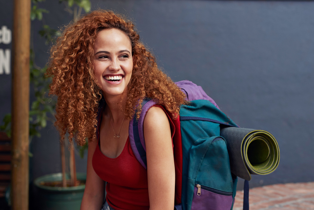 Eine Frau mit einem Wanderrucksack