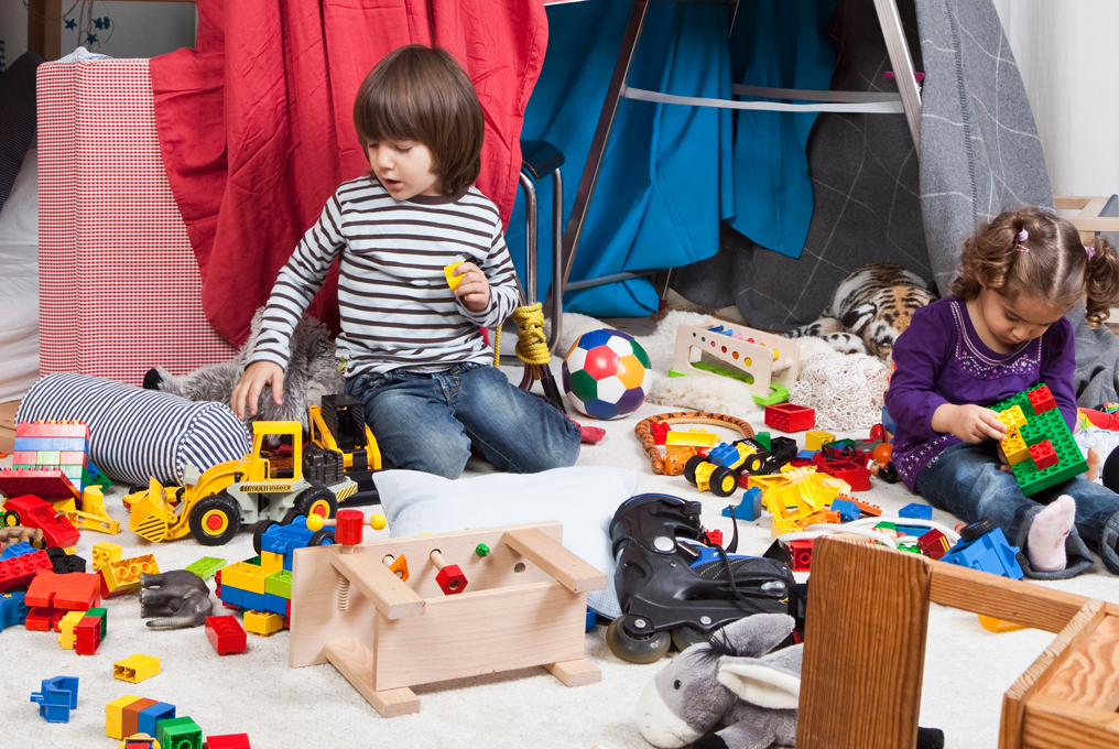 Kind spielt am Boden