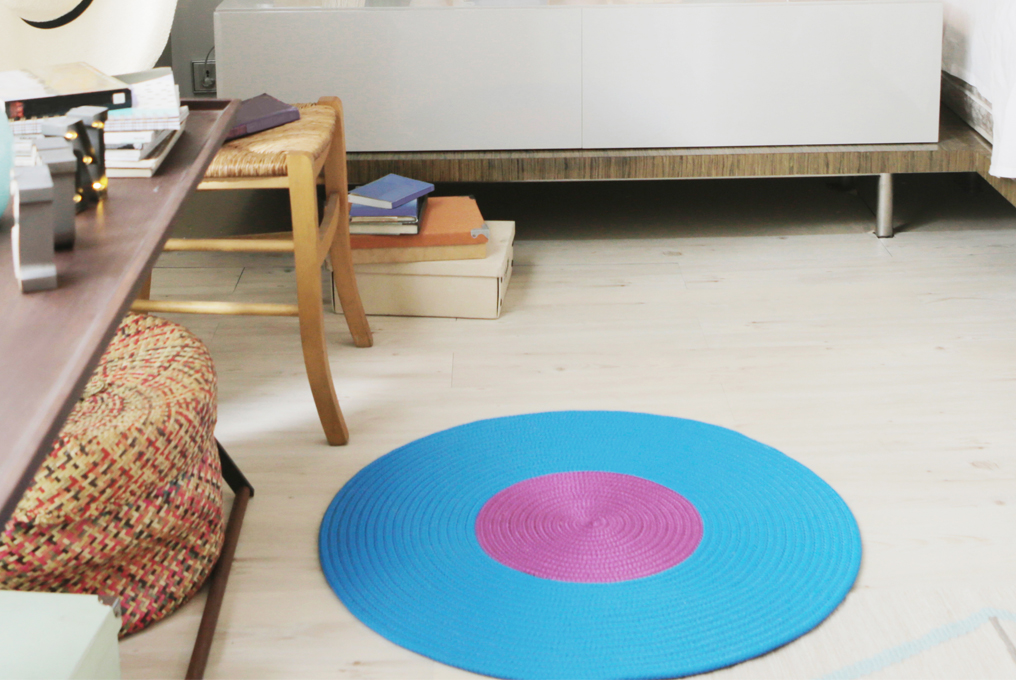 Ein farbener Teppich im Kinderzimmer