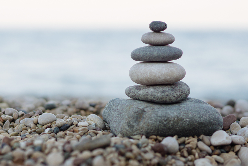 Steine übereinander in Balance