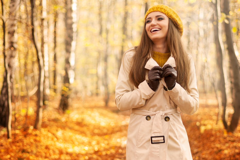 frau cremt ihre Hand ein