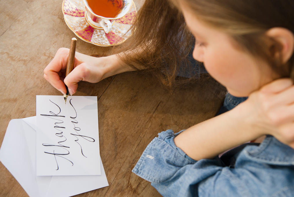 Un bambino stringe le mani