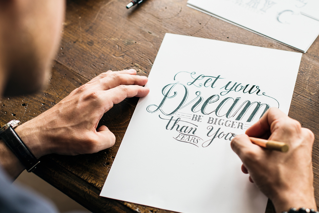 EIne Person welche die Kunst des Handlettering beherrscht