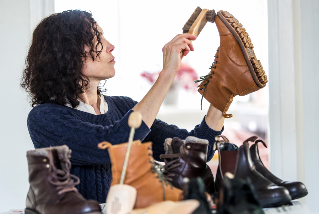 Frau beim Schuheputzen