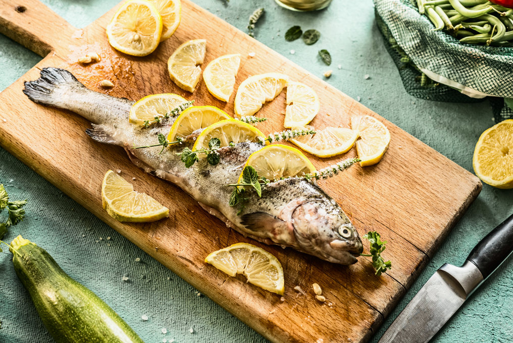 Fisch mit Zitrone auf einem Brett