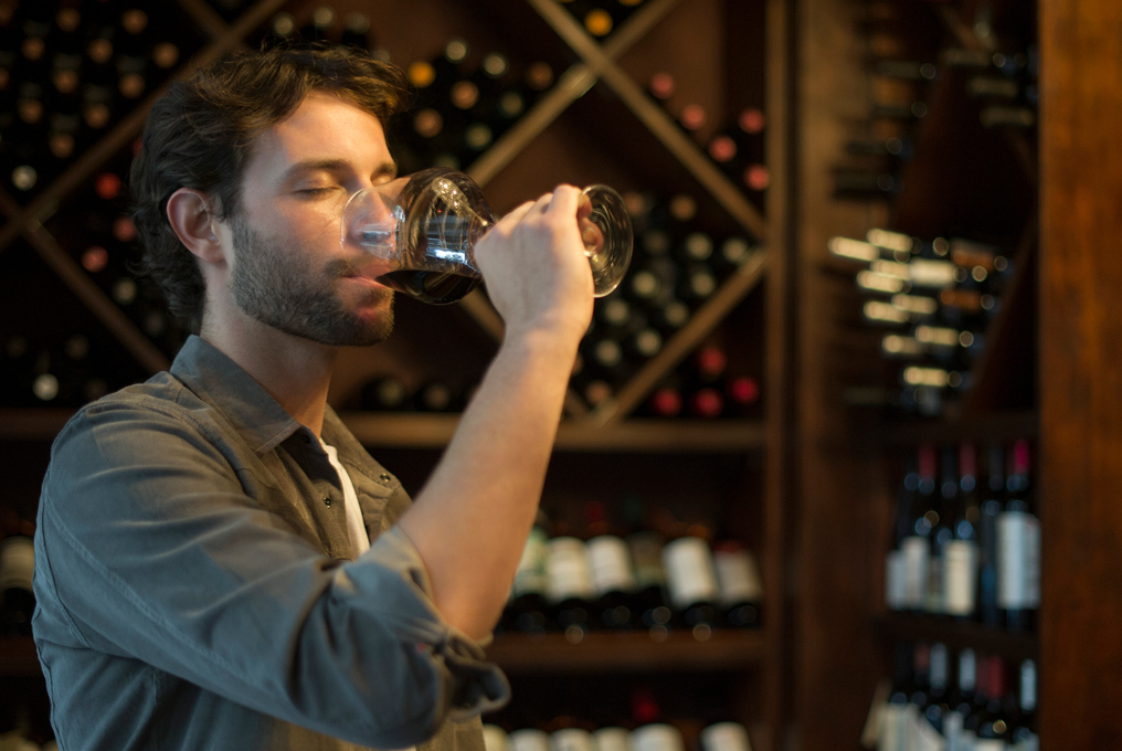 Il giovane uomo assaggia il vino
