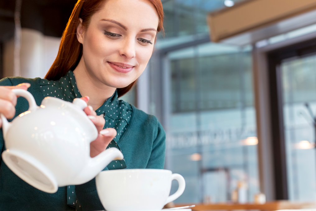 Femme avec théière