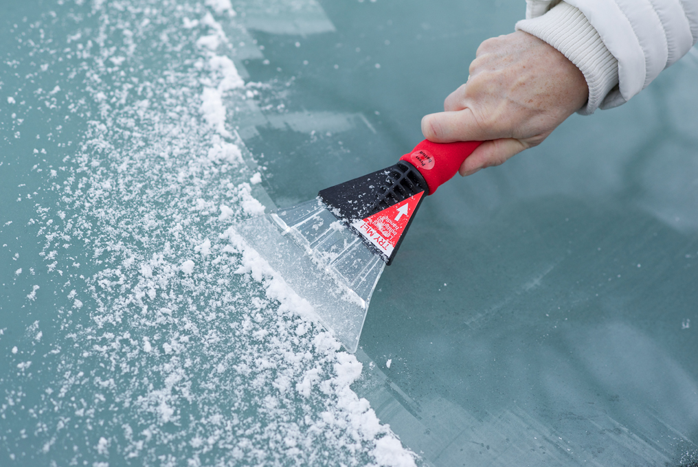 Qualcuno sta sbrinando il parabrezza dell'auto.